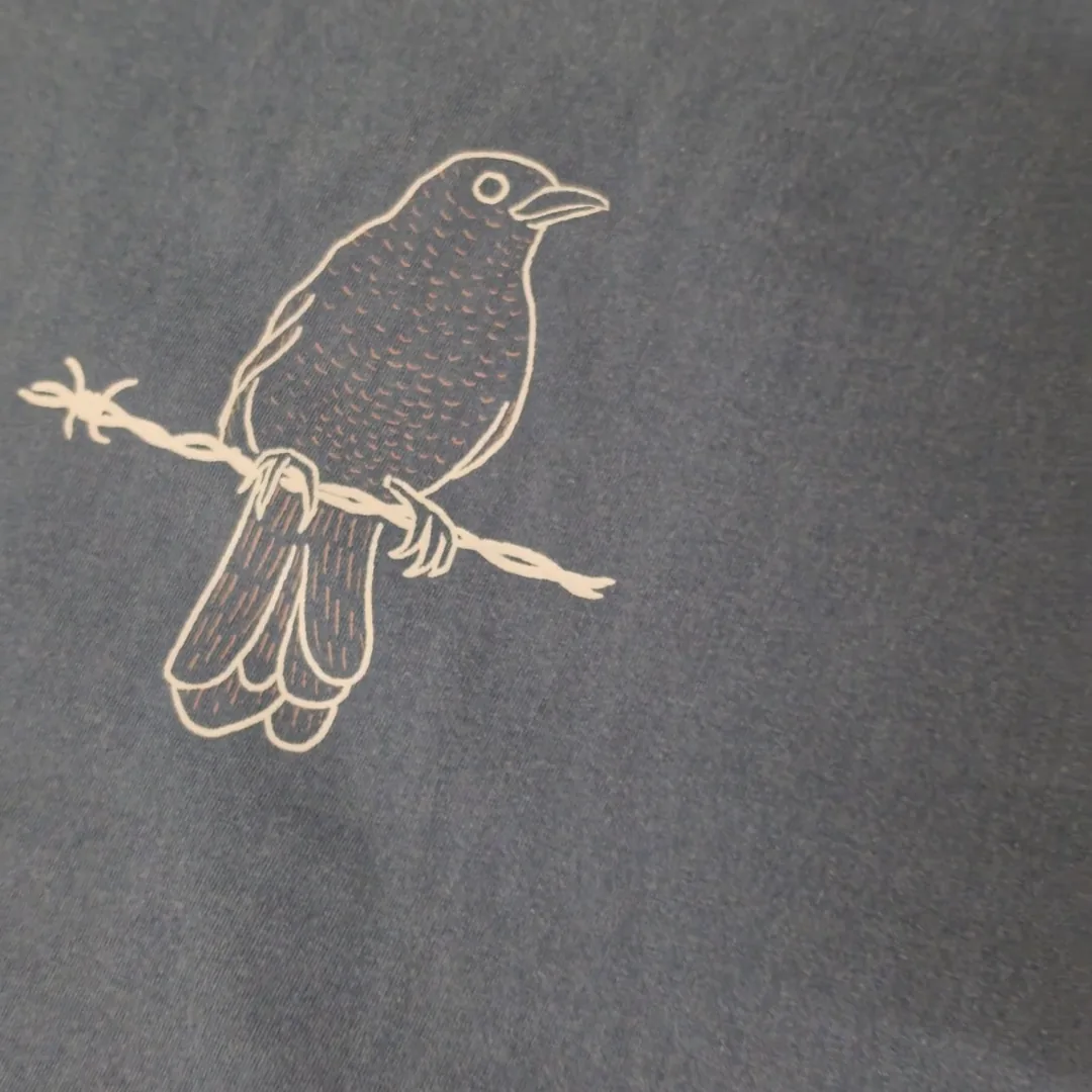 Detalle de la tela de la camiseta Mirlo