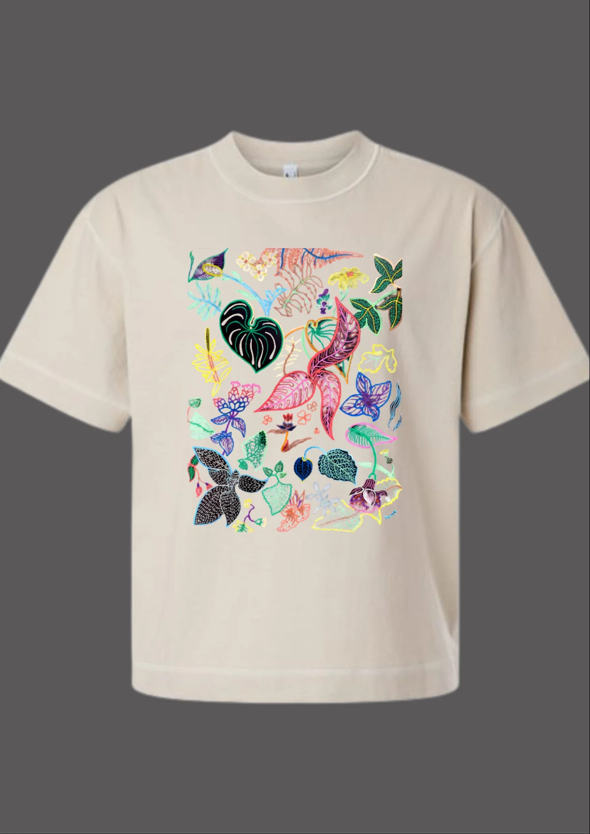 Frente de una camiseta Cream con el Jardín de Isaac Orellana