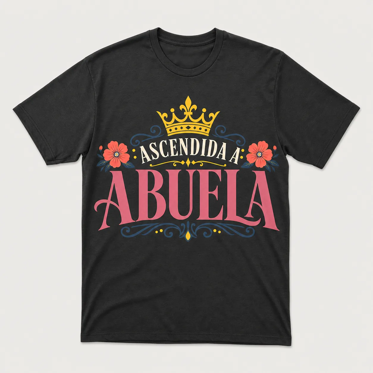 Camiseta negra con el estampado «Ascendida a Abuela»: una corona dorada sobre el texto y flores rojas a los lados.