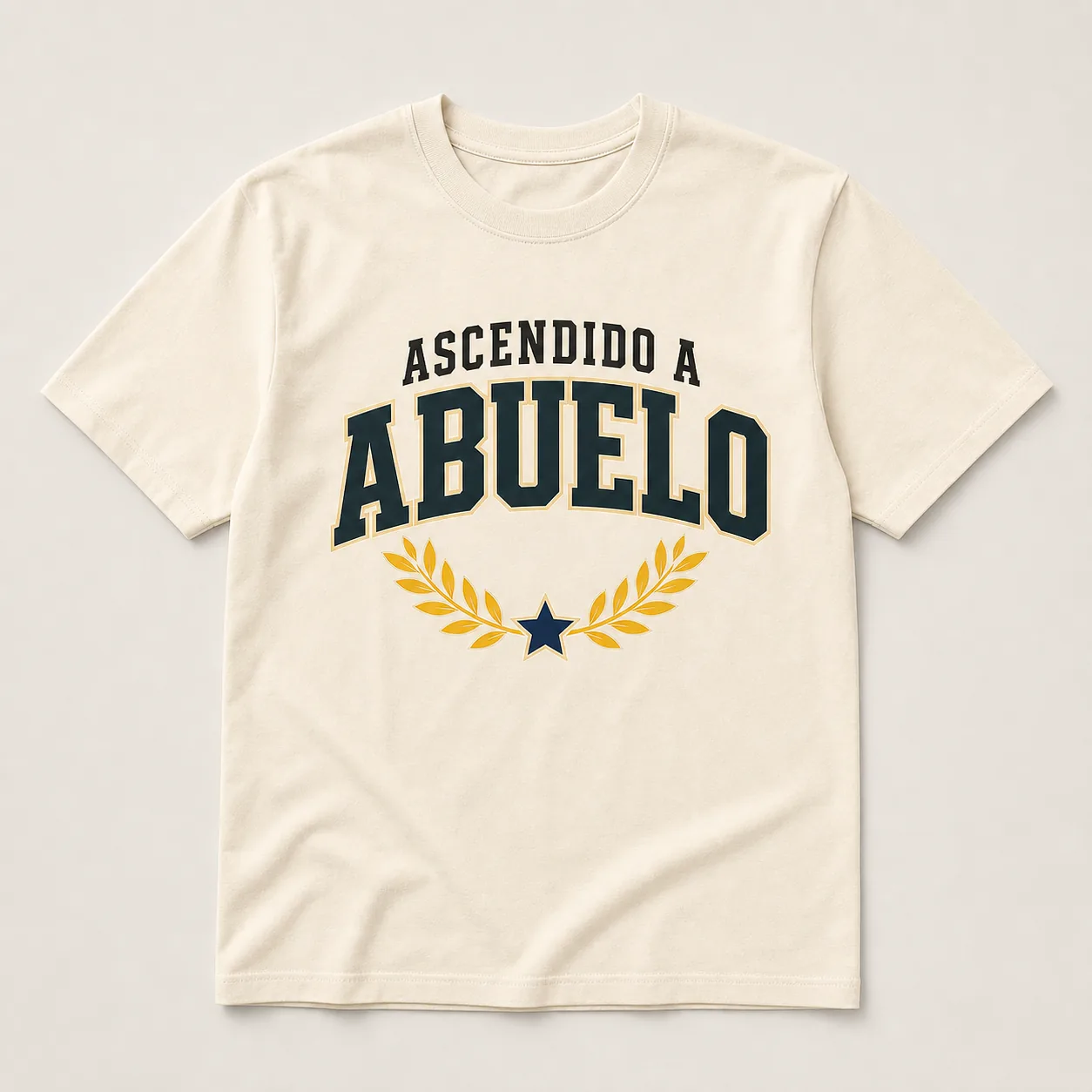 Camiseta Cream con el estampado «Ascendido a Abuelo»: letras universitarias azules sobre una rama de laurel dorada con una estrella.