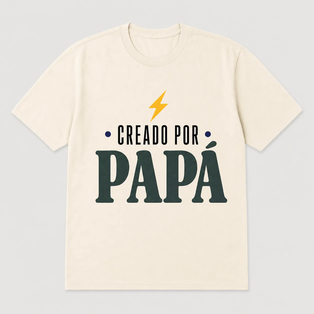 Camiseta Cream con el estampado «Creado por Papá»: un rayo amarillo sobre el texto en verde oscuro.