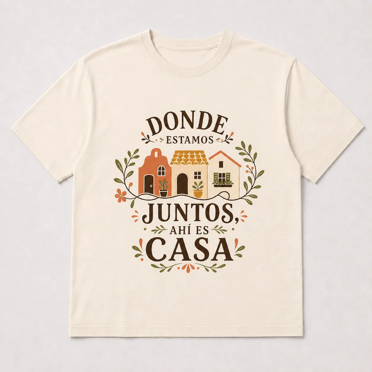 Camiseta Cream con el estampado «Donde Estamos Juntos, Ahí es Casa»