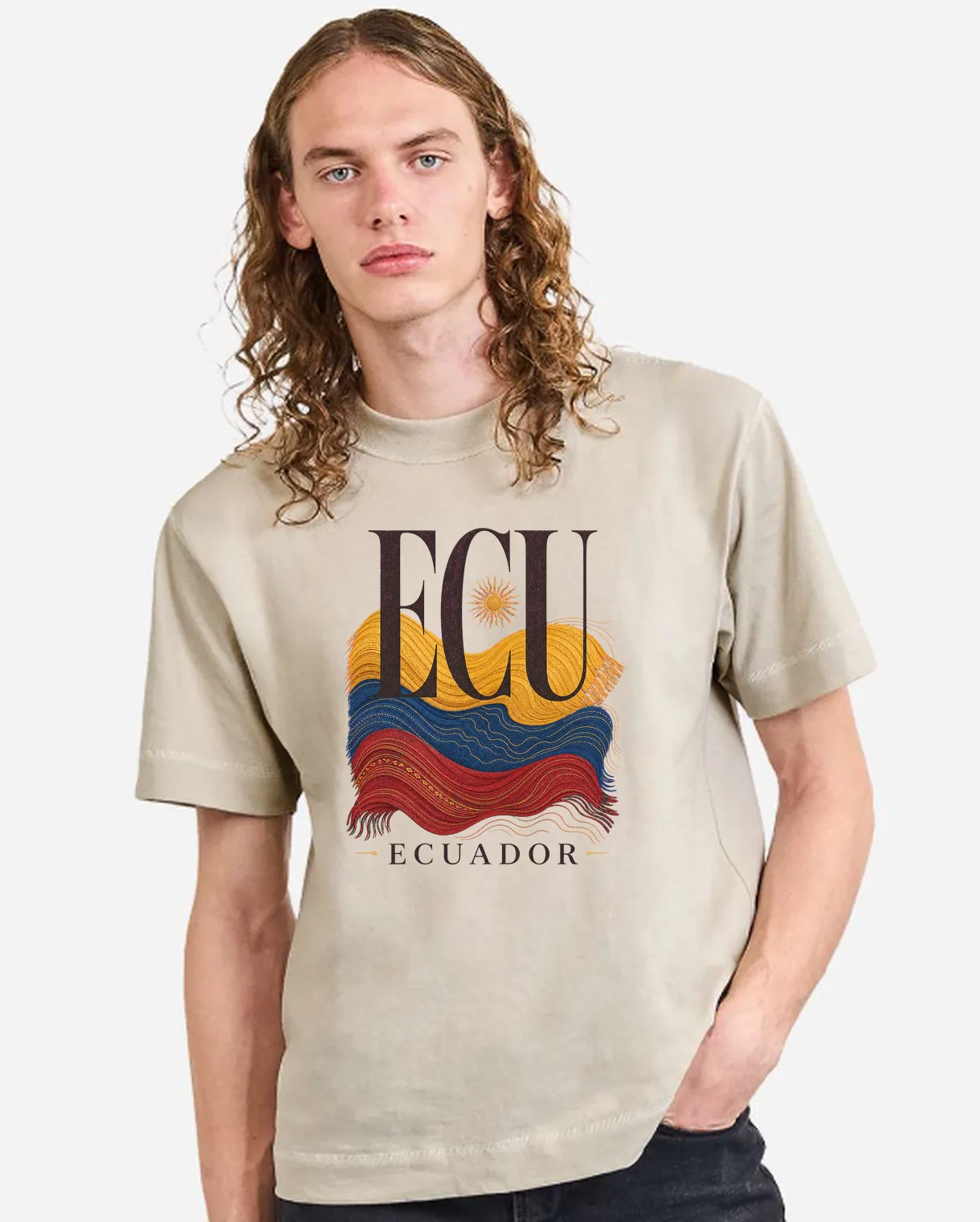 Camiseta oversized Cream con el diseño Ecuador — Código de Origen estampado al frente