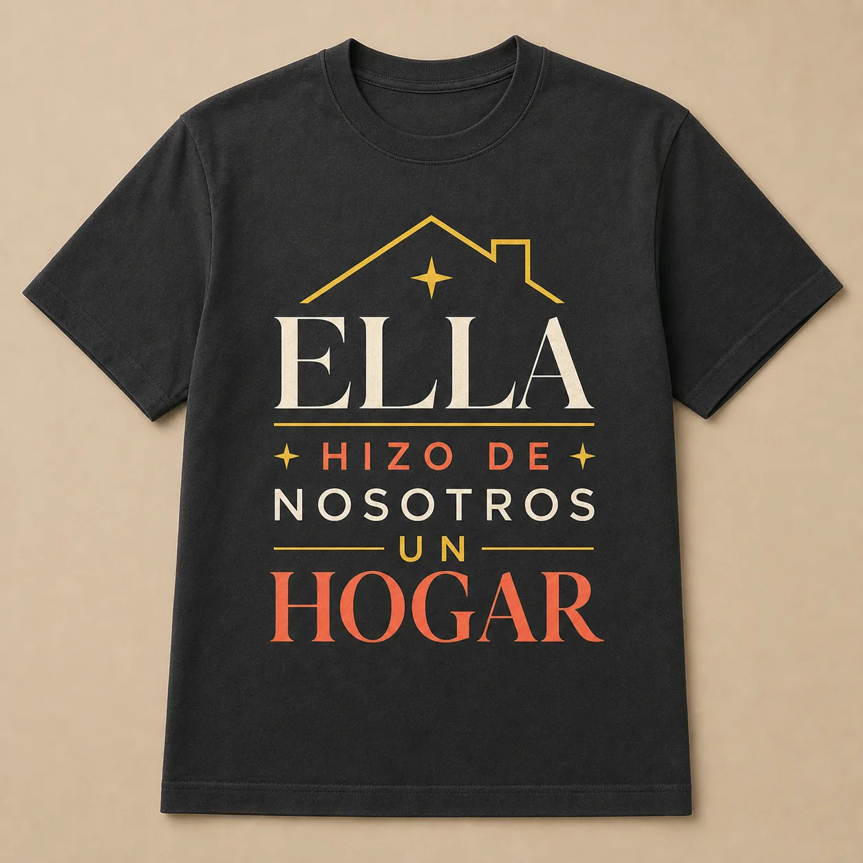 Camiseta negra con el estampado «Ella Hizo de Nosotros un Hogar»: la silueta dorada del tejado de una casa sobre el texto.