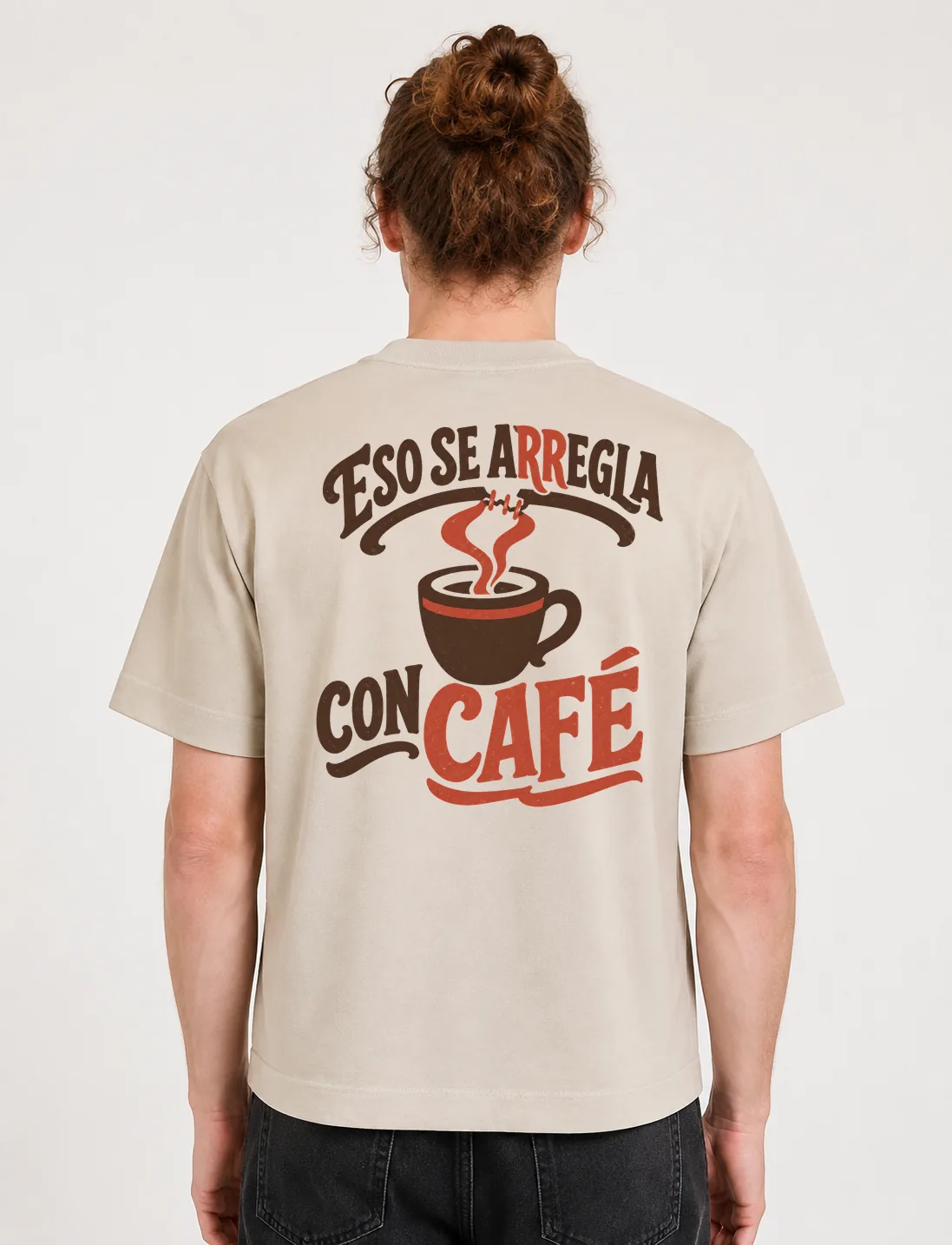 Espalda de una camiseta Cream oversized con el diseño «Eso Se Arregla con Café»: una taza de café humeante en el centro