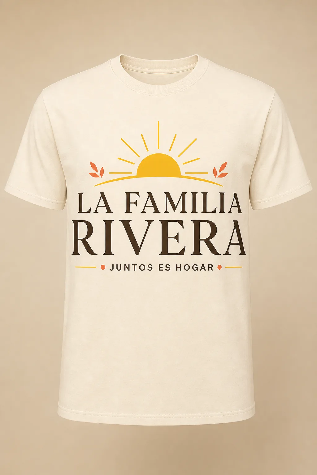 Camiseta Cream con el estampado «Familia — Juntos Es Hogar»: un sol naciente dorado sobre un apellido de ejemplo.
