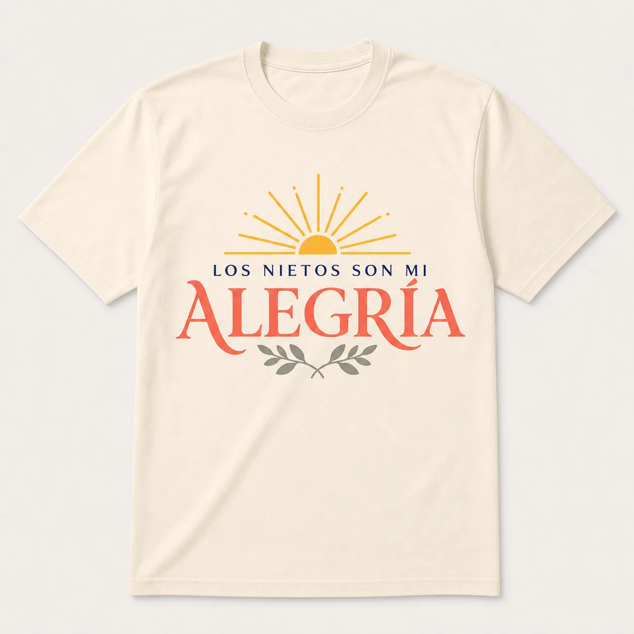 Camiseta Cream con el estampado «Los Nietos Son Mi Alegría»: un sol naciente dorado arriba y dos ramas de olivo bajo el texto.