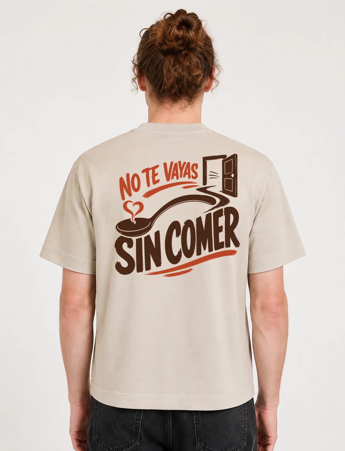 Espalda de una camiseta Cream oversized con el diseño «No Te Vayas Sin Comer»: una puerta abierta y una cuchara humeante con un corazón