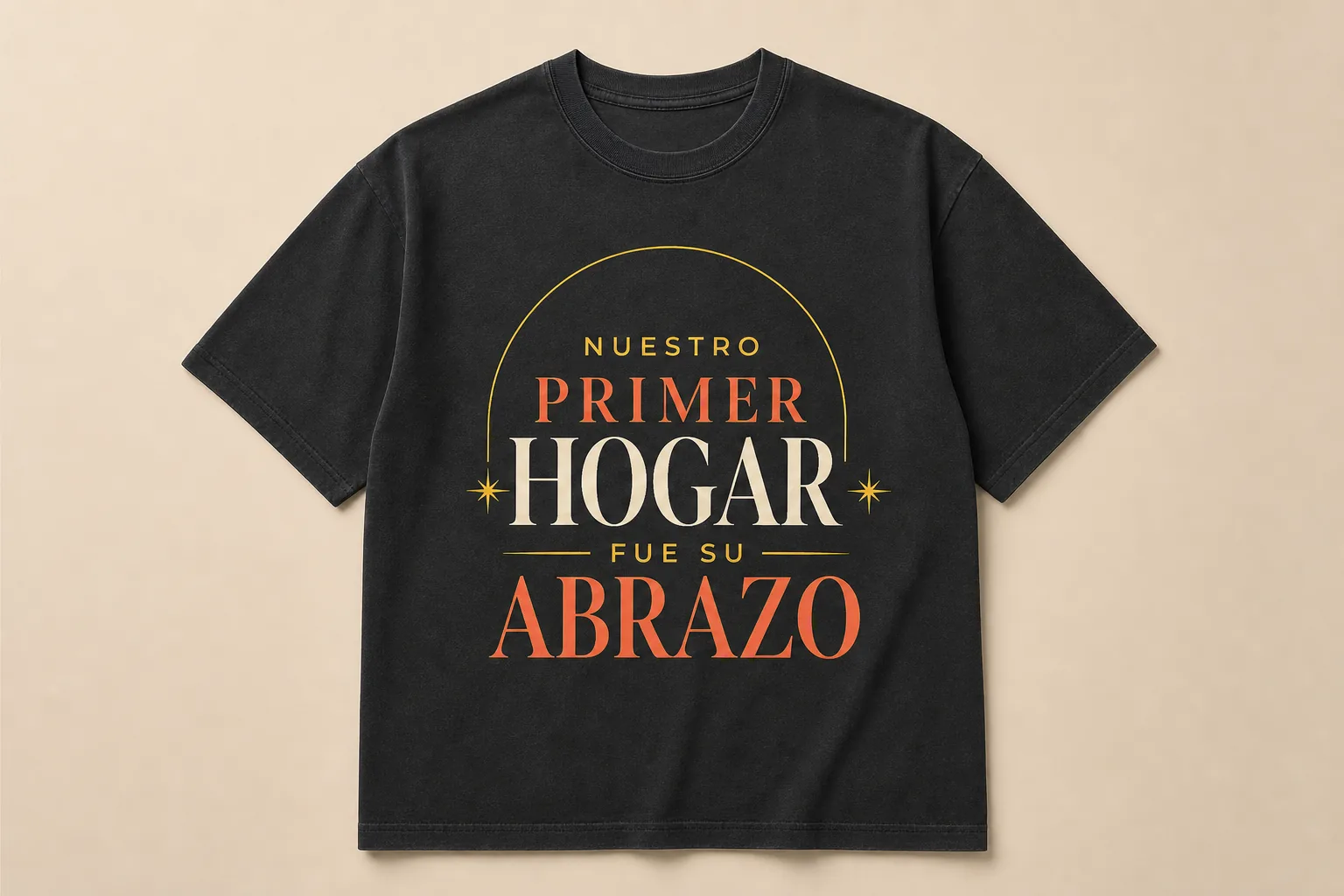Camiseta negra con el estampado «Nuestro Primer Hogar Fue Su Abrazo»: un arco dorado enmarcando el texto, con estrellas a los lados.