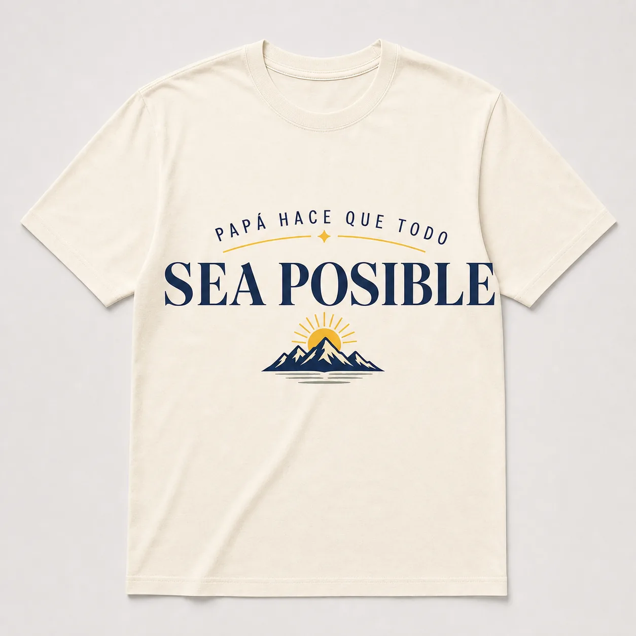 Camiseta Cream con el estampado «Papá Hace Que Todo Sea Posible»: montañas azules y un sol naciente bajo el texto.