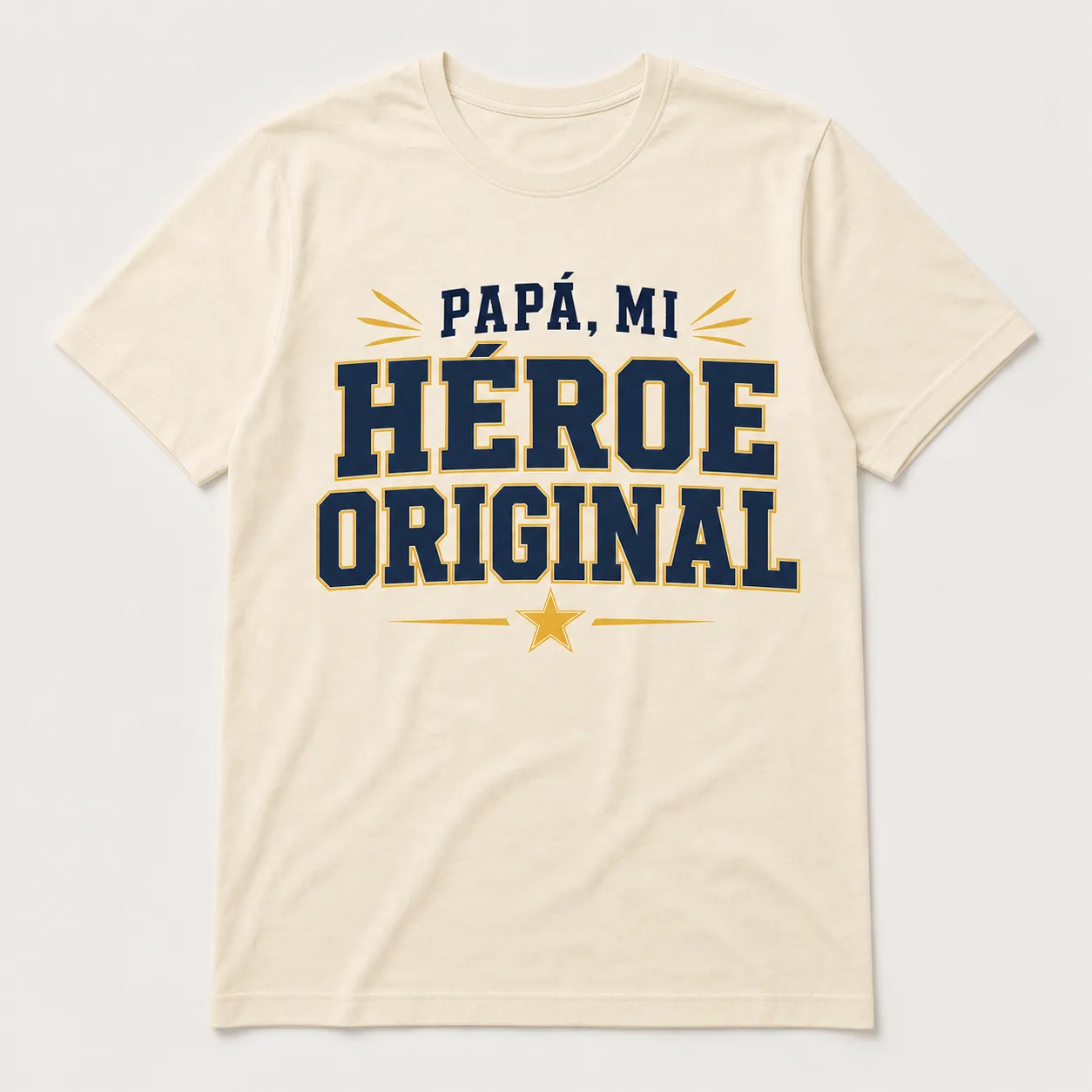 Camiseta Cream con el estampado «Papá, Mi Héroe Original»: letras universitarias azules perfiladas en dorado y una estrella debajo.