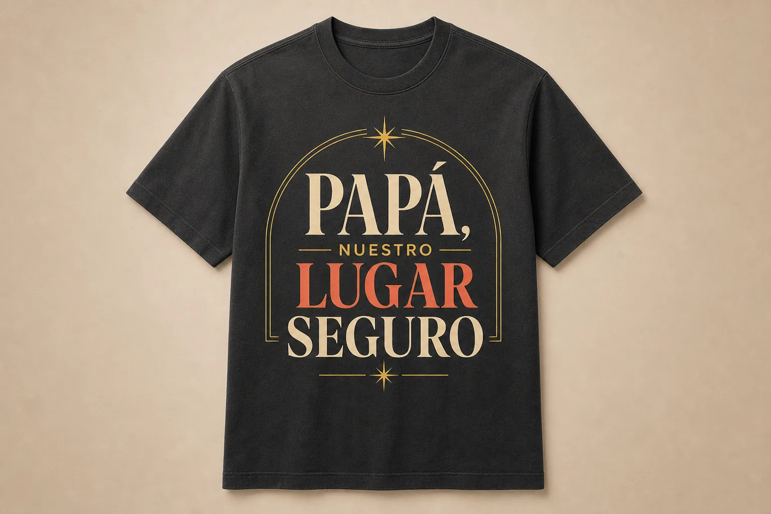 Camiseta negra con el estampado «Papá, Nuestro Lugar Seguro»: un arco dorado con estrellas arriba y abajo enmarcando el texto.