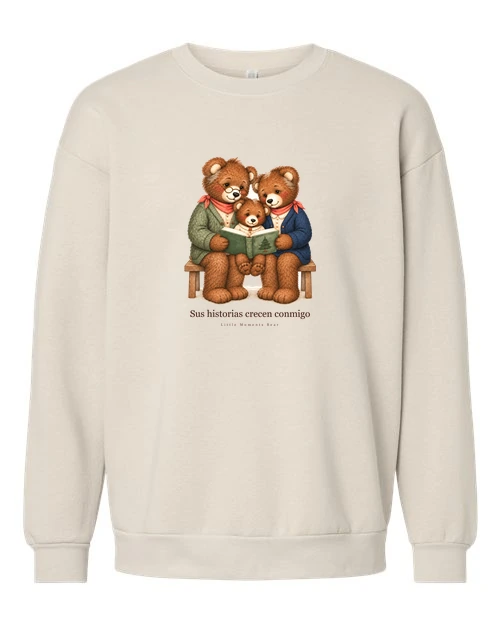 Sudadera Cream con el estampado «Sus historias crecen conmigo»: dos osos sentados en un banco leen un libro con un osito entre ellos.