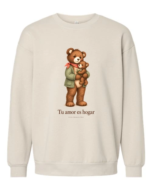Sudadera Cream con el estampado «Tu amor es hogar»: una osa con chaqueta verde carga en brazos a un osito pequeño.