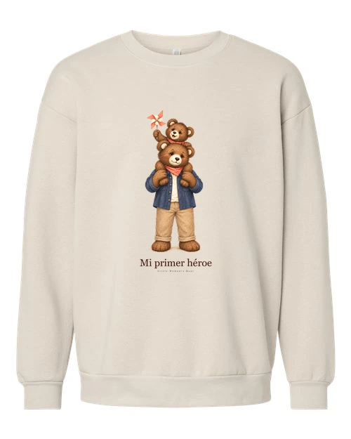 Sudadera Cream con el estampado «Mi primer héroe»: un oso con chaqueta vaquera lleva sobre los hombros a una osita con lazo rosa.