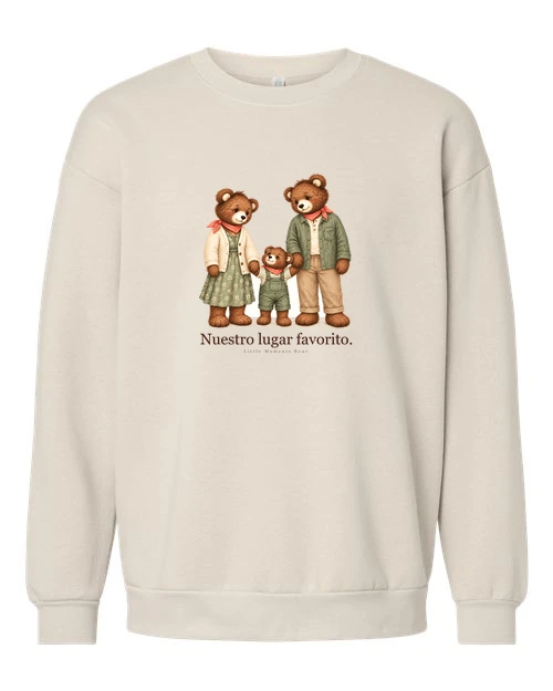 Sudadera Cream con el estampado «Nuestro lugar favorito.»: tres osos de pie tomados de la mano: dos adultos y un osito en medio.