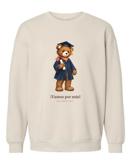 Sudadera Cream con el estampado «¡Vamos por más!»: un oso con toga azul y birrete de graduación sostiene un diploma enrollado.