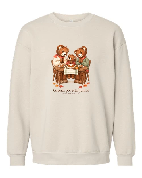 Sudadera Cream con el estampado «Gracias por estar juntos»: tres osos sentados a una mesa de madera con las manos juntas, con tartas y hojas de otoño.