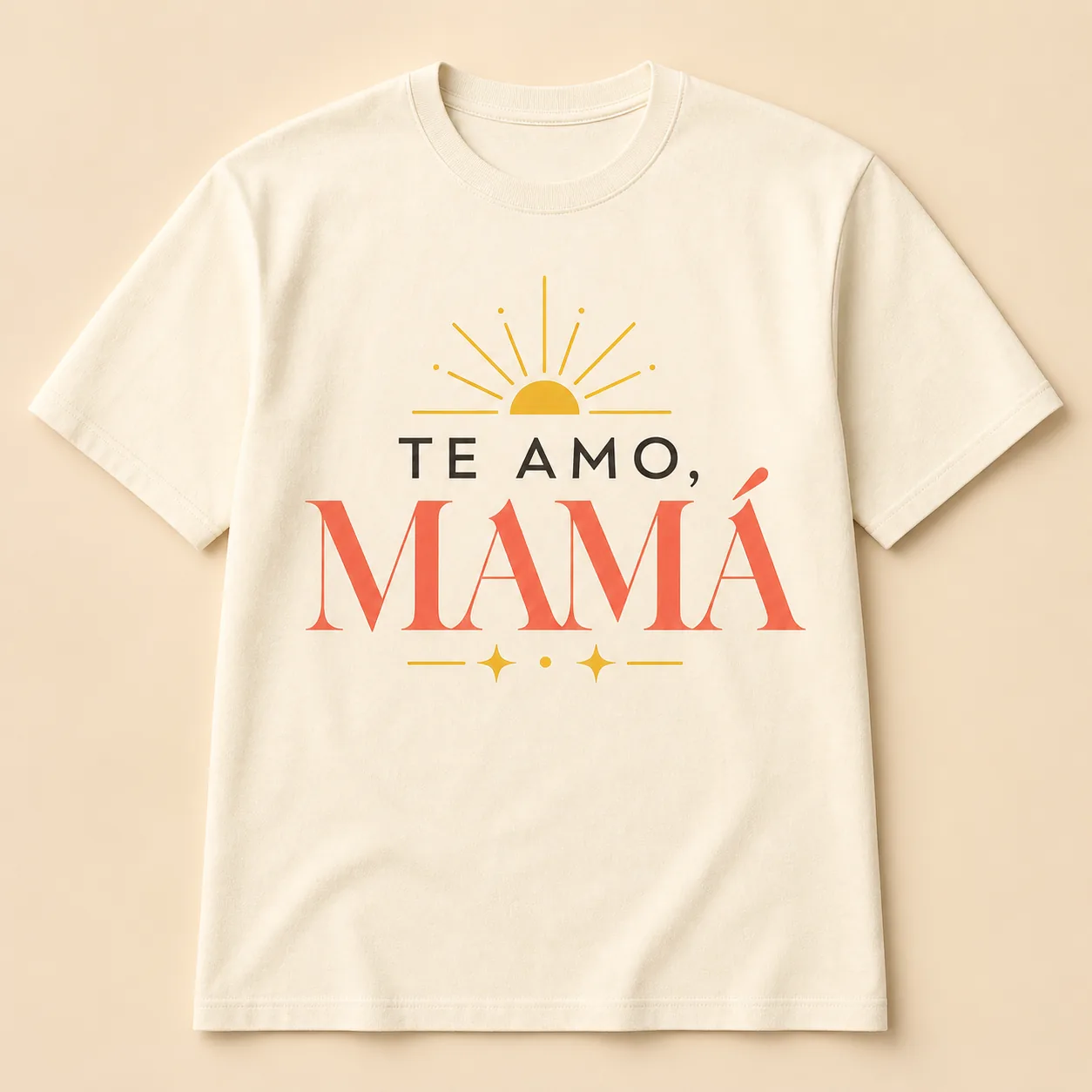 Camiseta Cream con el estampado «Te Amo, Mamá»: un sol naciente dorado sobre el texto y destellos debajo.
