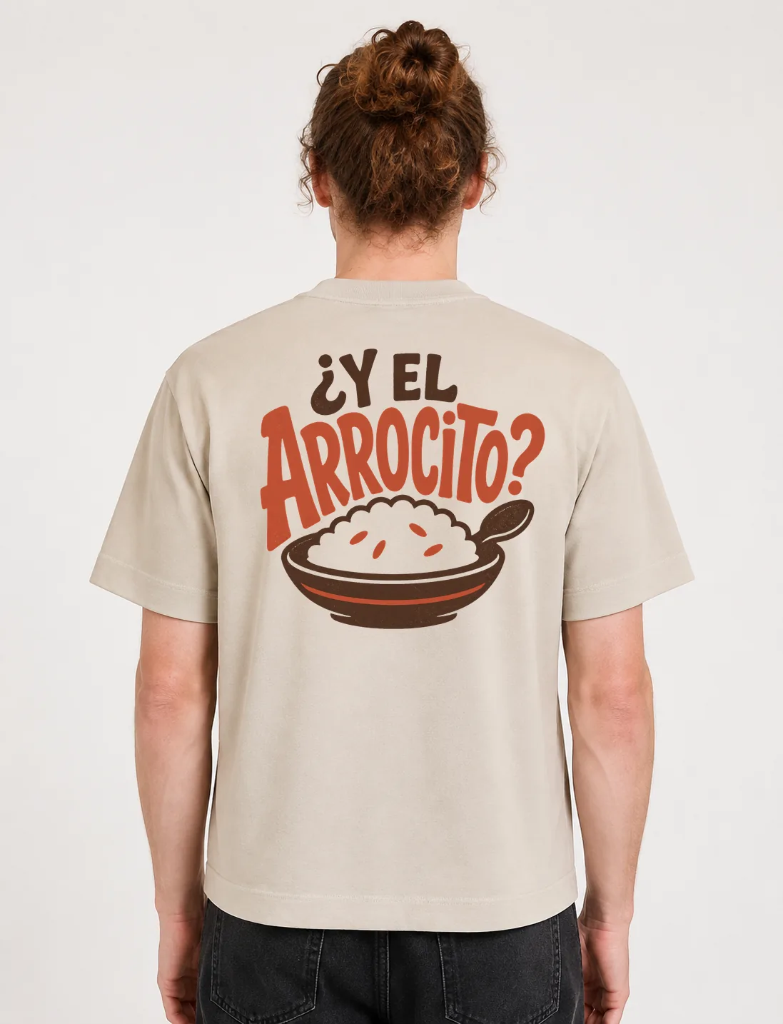 Espalda de una camiseta Cream oversized con el diseño «¿Y el Arrocito?»: un tazón de arroz con una cuchara